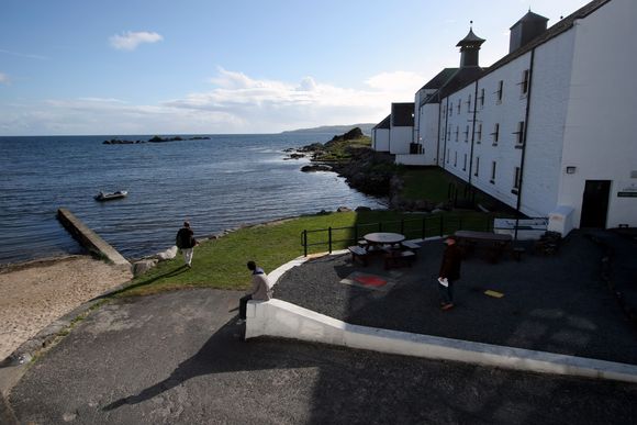 LAPHROAIG_distillery