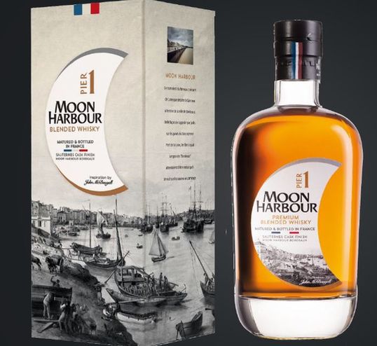 moon_harbour_pr._b.w._av_etui_red moon_harbour_pr._b.w._av_etui_red