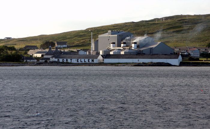 PORT ELLEN distillerie v1 de loin