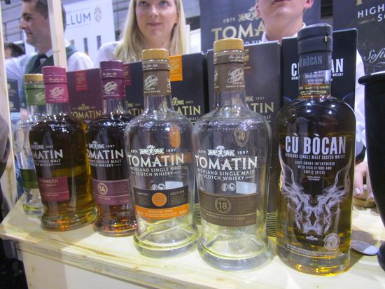 salon_c.e._dugas_2018_tomatin_stand_red